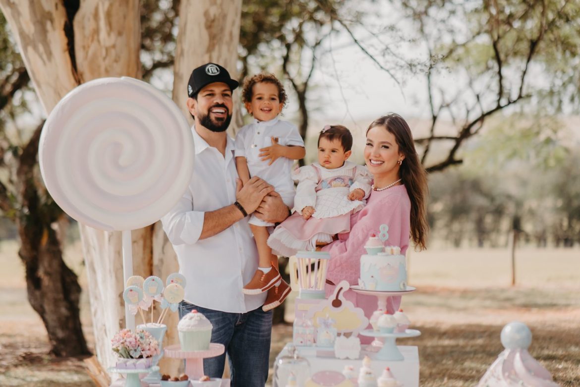 Biah Rodrigues e o cantor Sorocaba comemoram o 8 Mesversário da Nanda